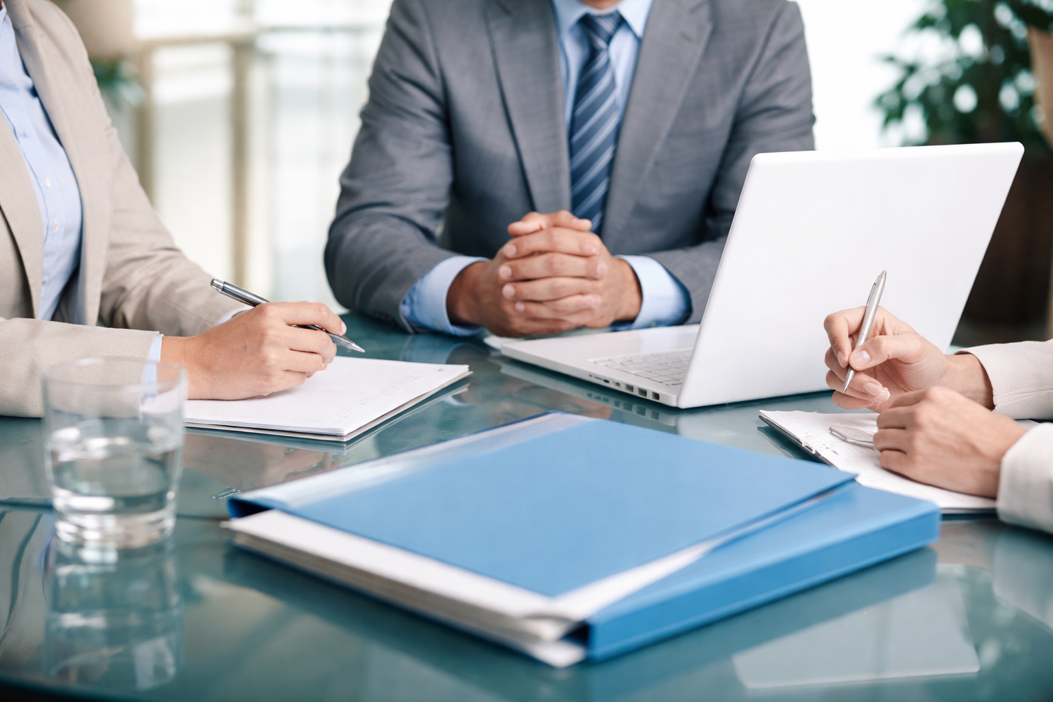 ヒアリングを行っているビジネス会議の写真